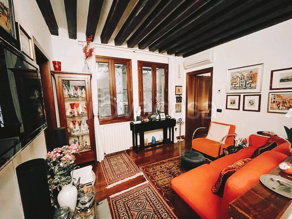 Appartamento in vendita a Venezia campo Santa Marina