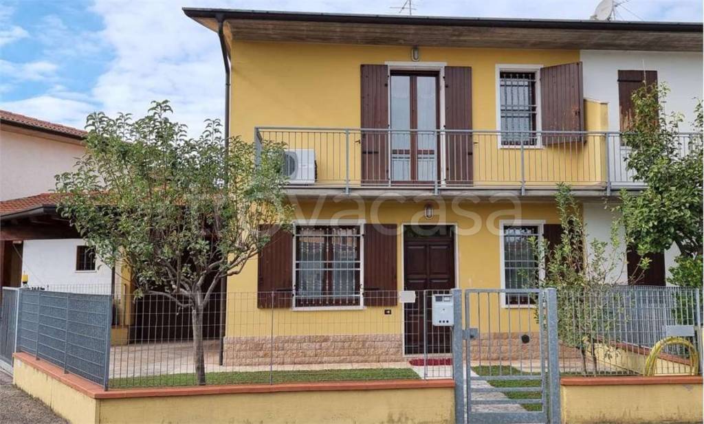 Villa Bifamiliare in vendita a Goito strada Statale Goitese, 299