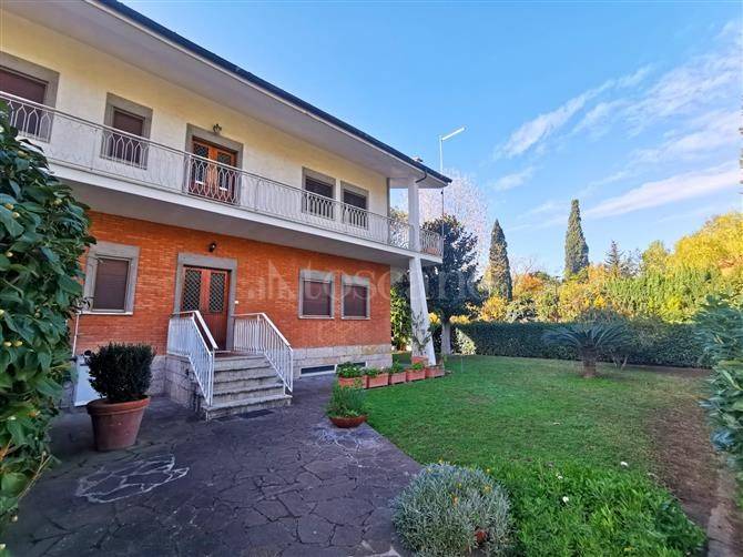 Villa Bifamiliare in vendita a Roma via Amipsia