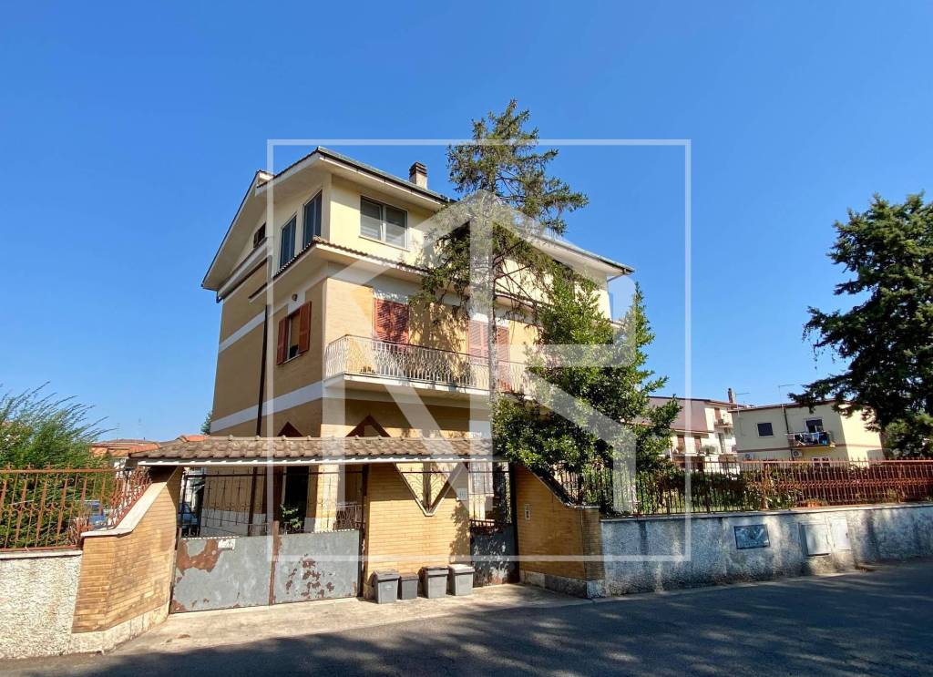 Appartamento in vendita a Roma via di Campo Romano, 46