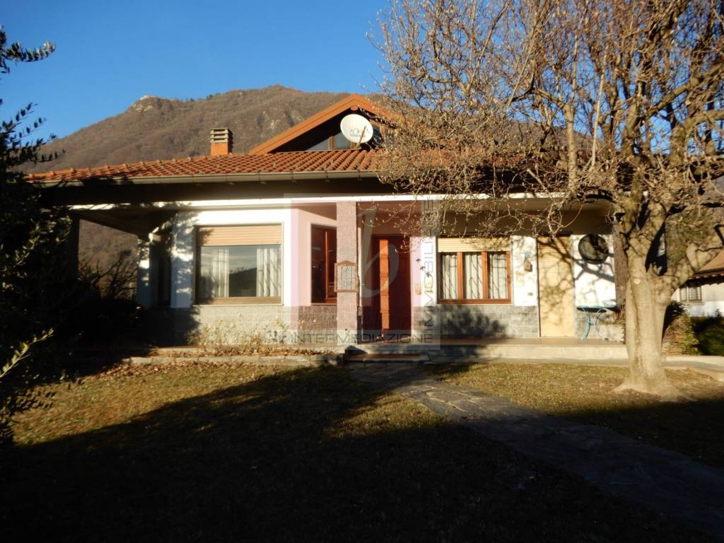 Villa in vendita a Laveno-Mombello via Cittiglio, 29