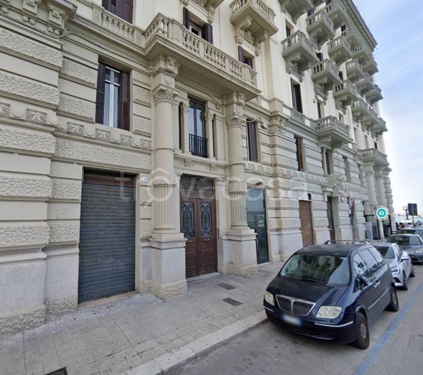Negozio in affitto a Bari piazza Generale Armando Diaz, 9