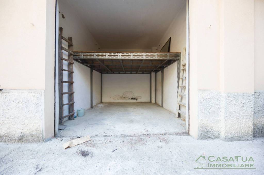 Garage in vendita a Genova via Capolungo
