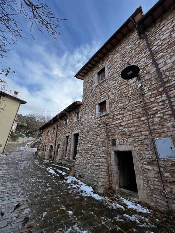 Casa Indipendente in vendita a Visso frazione Rasenna, 5