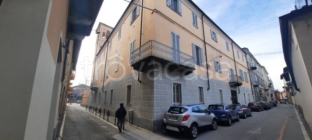 Negozio in affitto a Carmagnola via Conte di Carmagnola, 24