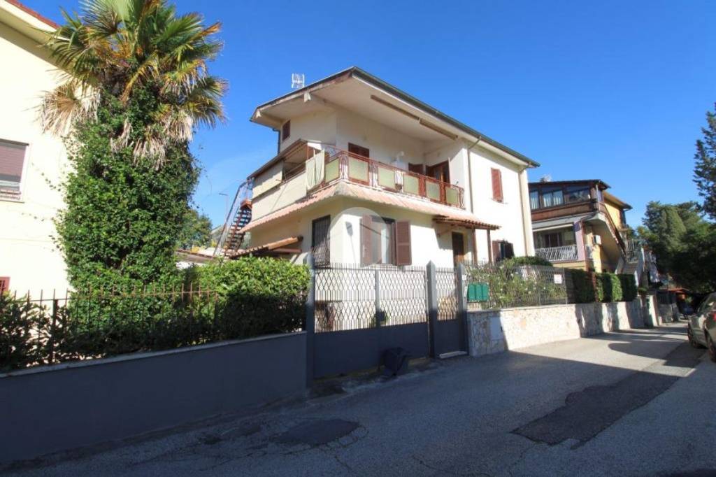 Appartamento in vendita a Fara in Sabina via Attilio Regolo, 33