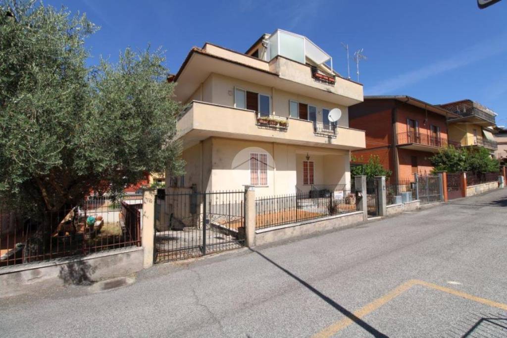 Appartamento in vendita a Fara in Sabina via tarquinio prisco, 5