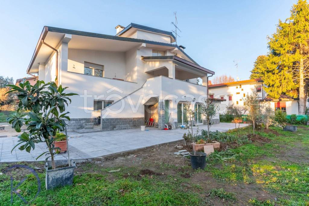 Villa in vendita a Trezzano sul Naviglio via Beniamino Gigli, 26