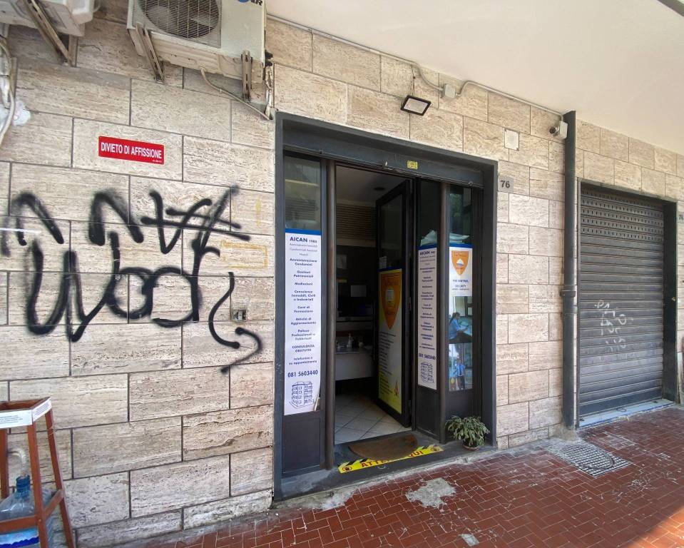Negozio in vendita a Napoli vico Acitillo, 78