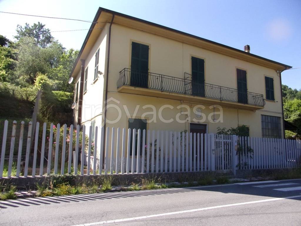 Villa in vendita a Borghetto di Vara strada Statale 1, 26