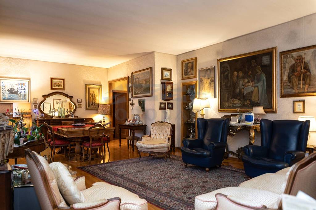 Appartamento in vendita a Roma via Leone IX