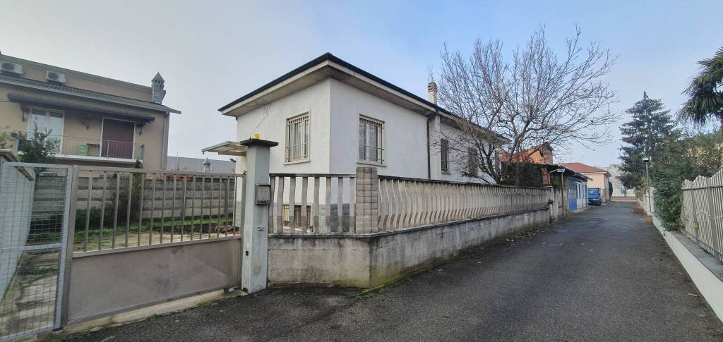 Villa in vendita a San Giorgio su Legnano via Magenta, 22