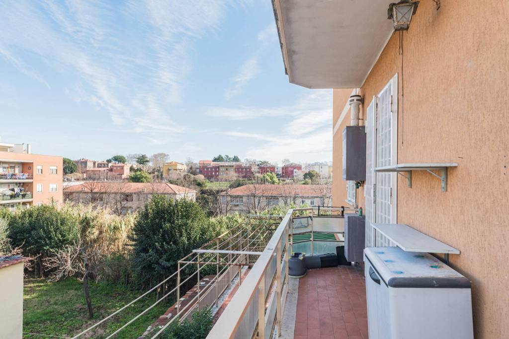 Appartamento in vendita a Roma via Andrea Barbazza