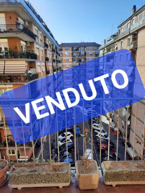 Appartamento in vendita a Roma via Veturia, 34