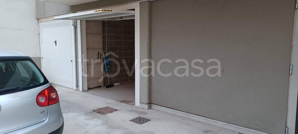 Garage in affitto a Parma via Cesare Sanguinetti, 8