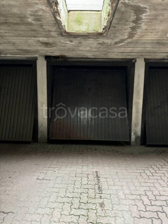 Garage in vendita a Besozzo via 25 Aprile