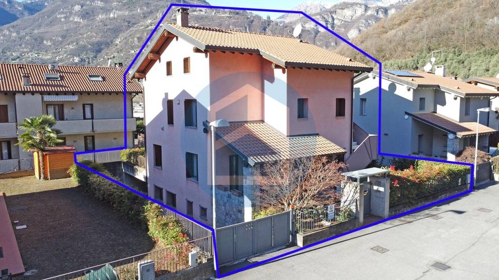 Villa in vendita a Esine via Leutelmonte