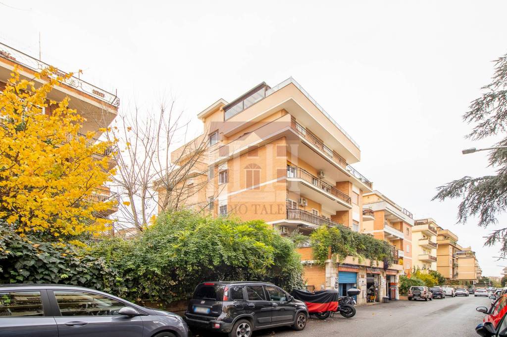 Appartamento in vendita a Roma via Alfredo Panzini, 60