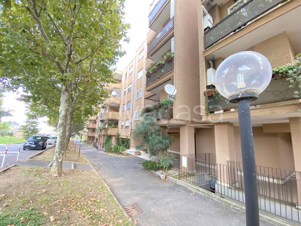 Appartamento in vendita a Roma via Massimo Troisi, 12