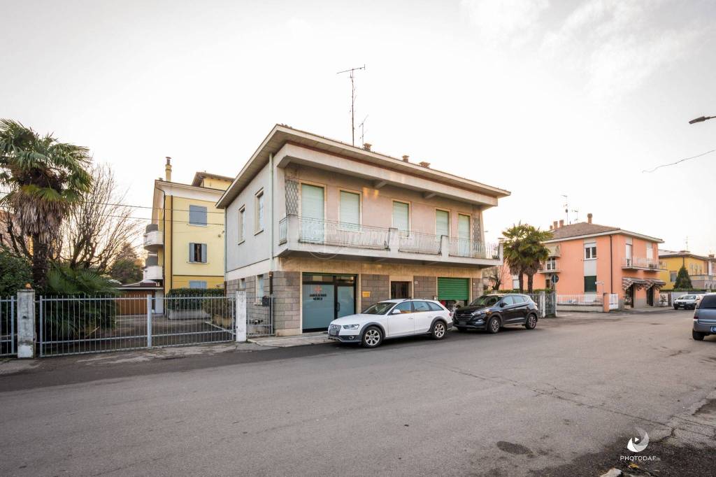 Intero Stabile in vendita a Castelfranco Emilia via dei Mille 48
