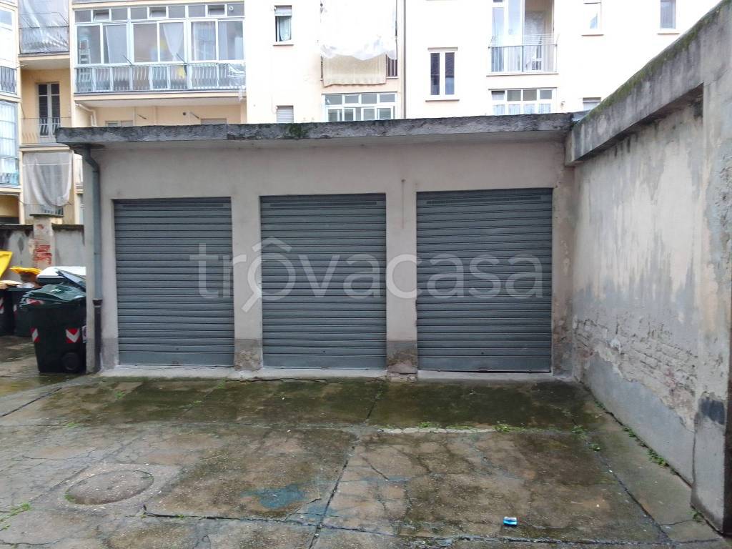 Garage in vendita a Torino via Tonale, 7