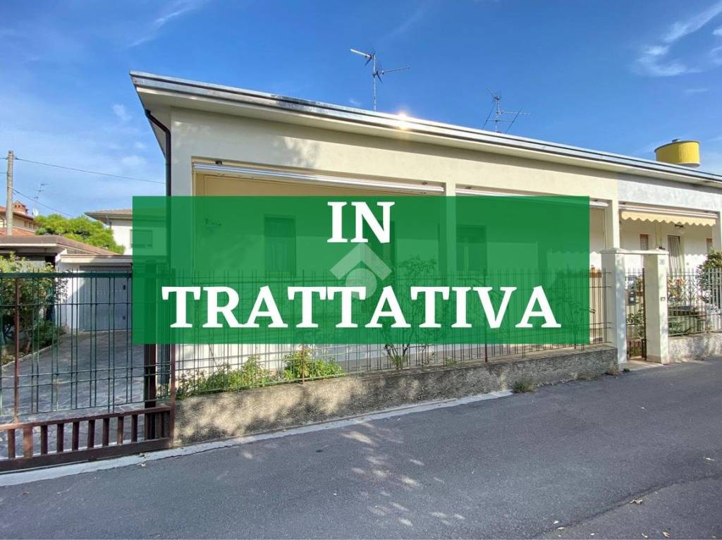 Villa Bifamiliare in vendita a Casirate d'Adda via Giacomo Leopardi, 9