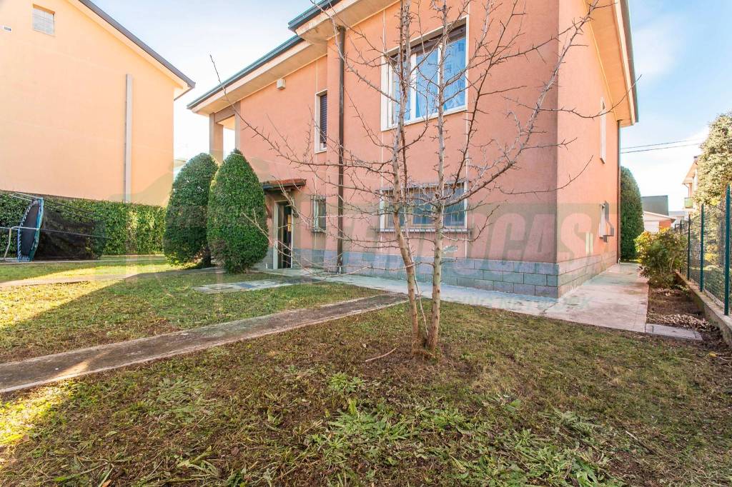 Villa in vendita a Tradate via Marzabotto, 2