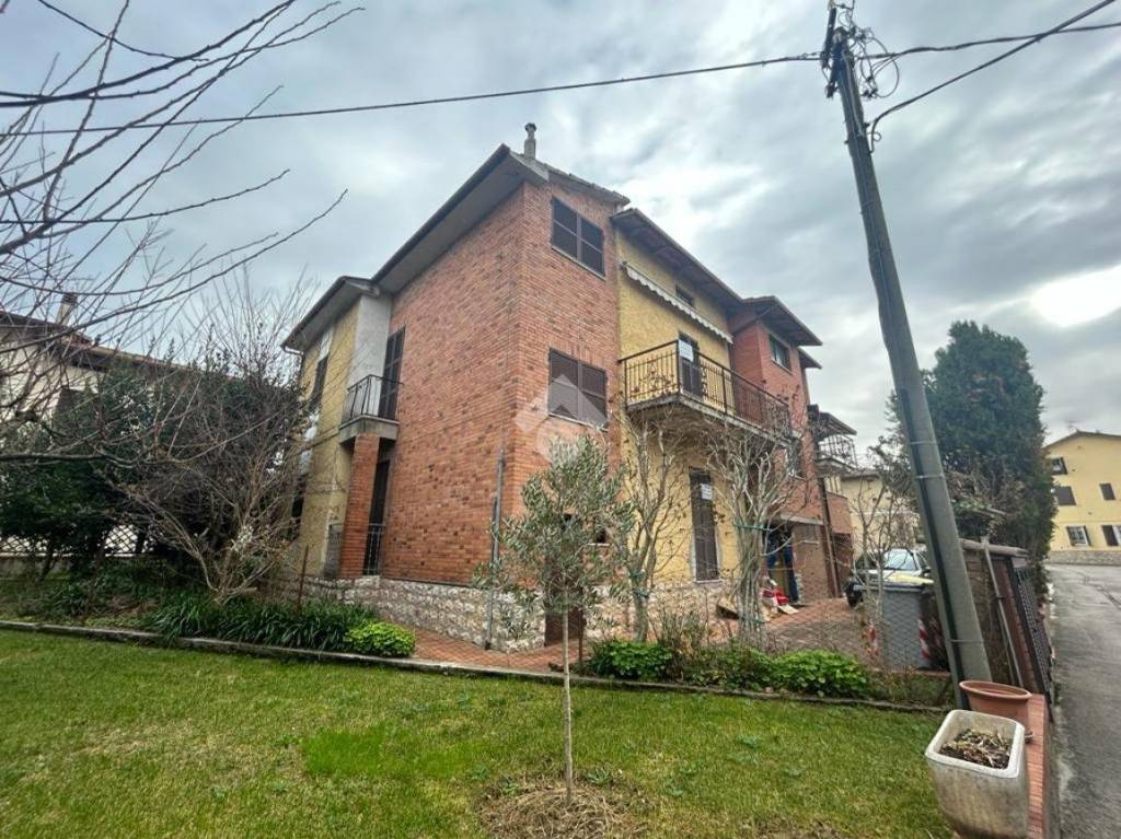 Casa Indipendente in vendita a Perugia via Emma, 2