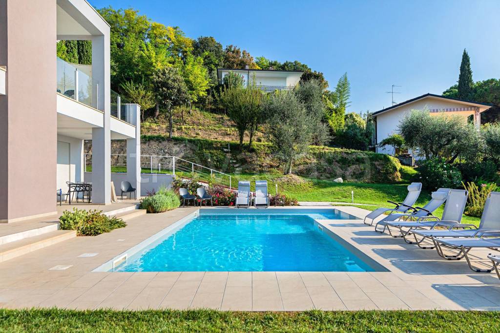 Villa in vendita a Padenghe sul Garda via Moretto da Brescia