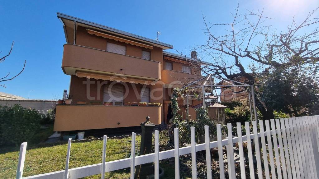 Villa Bifamiliare in vendita a Oggiona con Santo Stefano via 4 Novembre