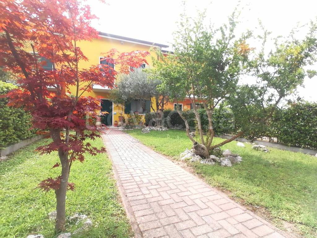 Villa a Schiera in vendita a Jesolo via Montello, 11