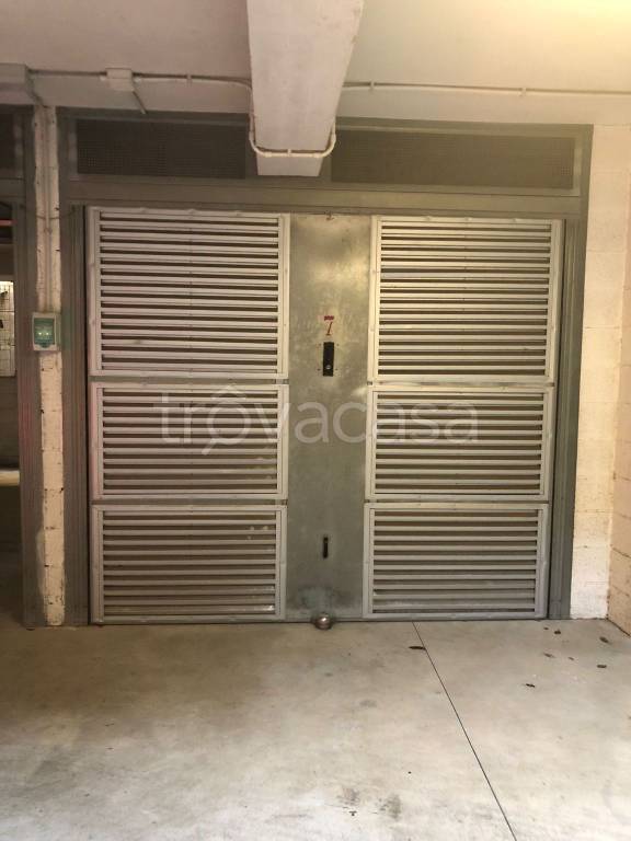 Garage in vendita a Roma via Valentino Mazzola, 38