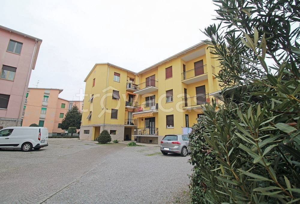 Appartamento in vendita a Rovellasca via Adamello, 3