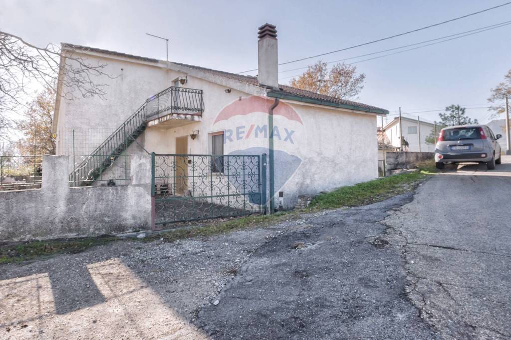 Casa Indipendente in vendita a Civitaquana contrada Sterpara, 14