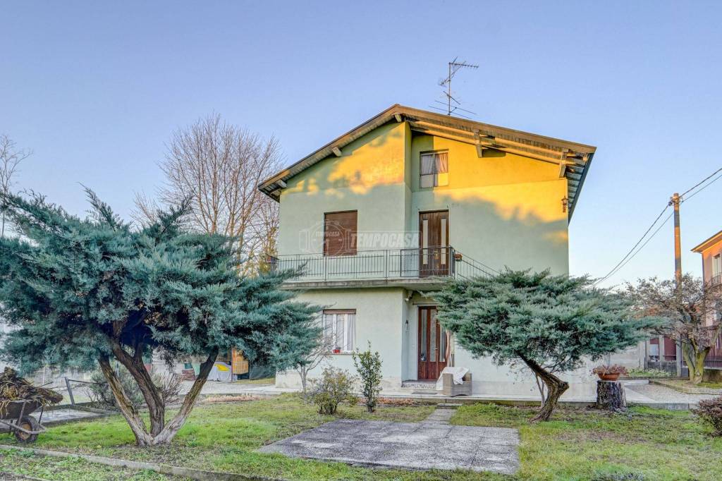 Villa in vendita a Cardano al Campo via isonzo 22