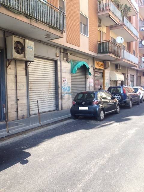 Negozio in vendita a Salerno via Carlo Granozio, 7