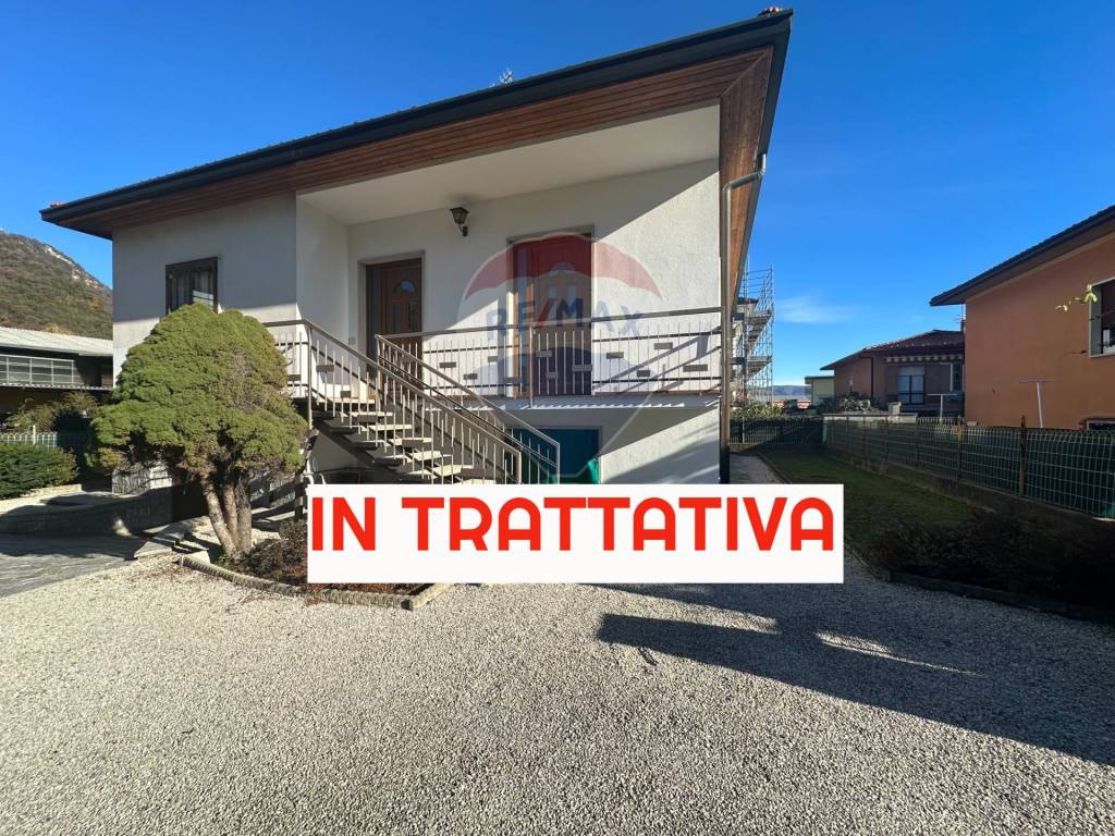Villa in vendita ad Arcisate via Giovanni Pascoli