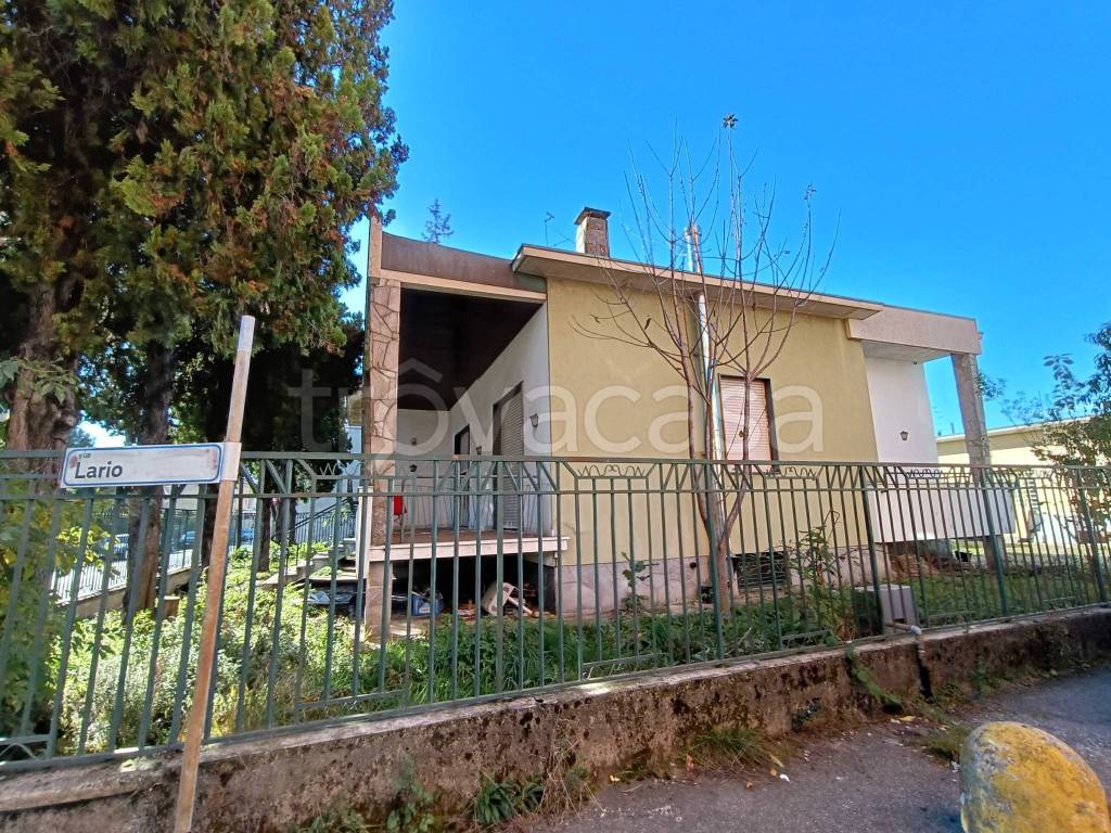 Villa in vendita a Cardano al Campo via Lario
