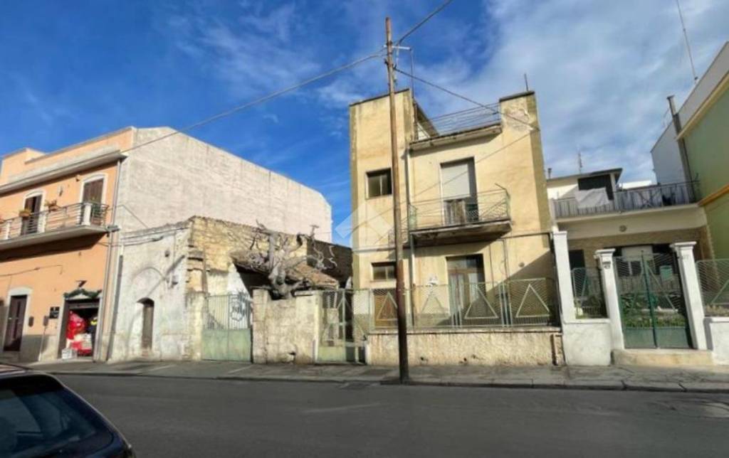 Casa Indipendente in vendita a Canosa di Puglia via Corsica, 65