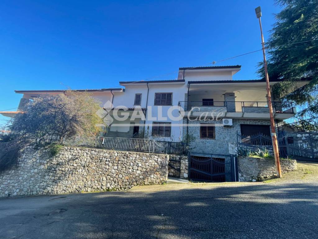 Villa in vendita a Cerisano via Boschetto