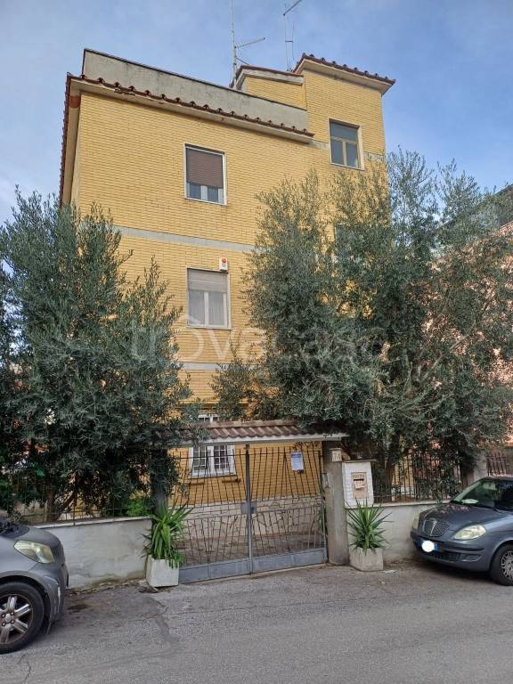 Appartamento in vendita a Roma via delle Cave del Trullo