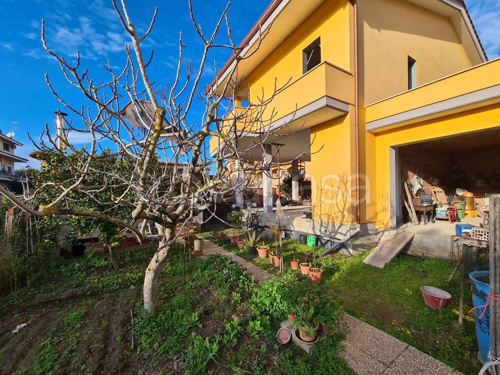 Villa Bifamiliare in vendita a Fiumicino via Monte Vies