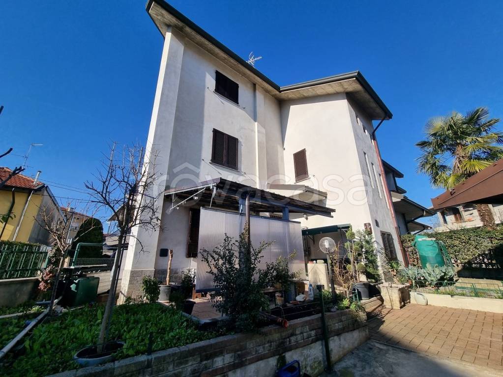 Villa a Schiera in vendita a Limbiate via Niccolò Tommaseo