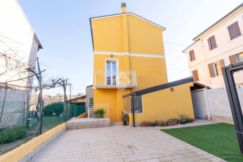 Casa Indipendente in vendita a Verona via Don Gregorio Segala, 1