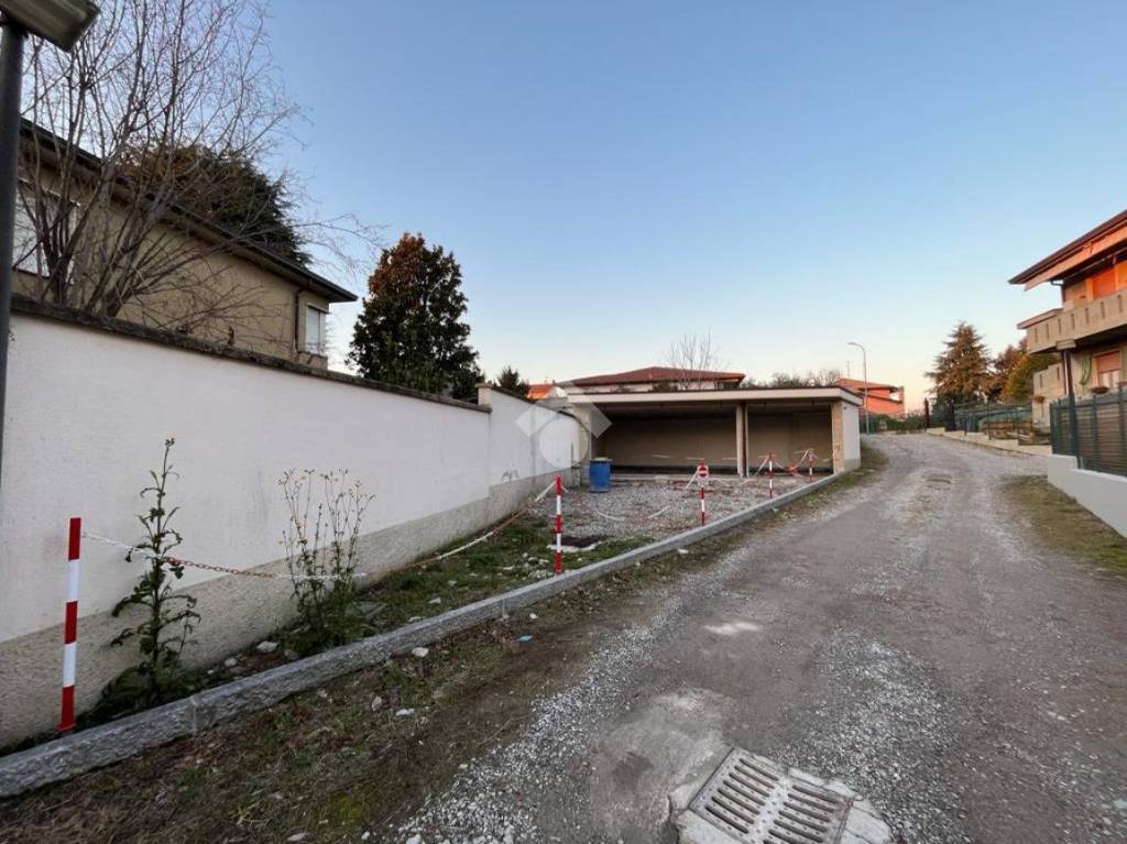 Garage in vendita a Verano Brianza via Morigiola