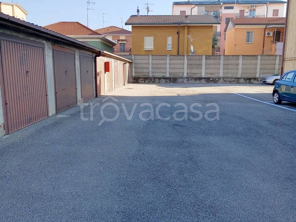 Garage in vendita a Limbiate via Risorgimento, 3