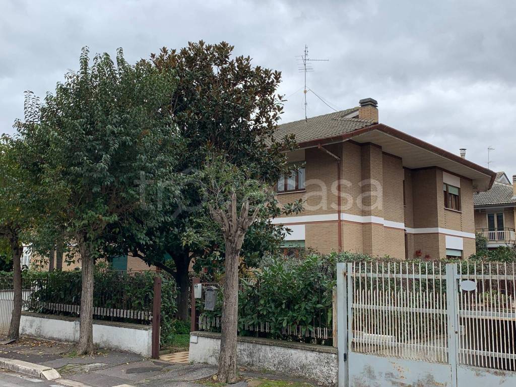 Villa Bifamiliare in vendita a Latina via Emilia