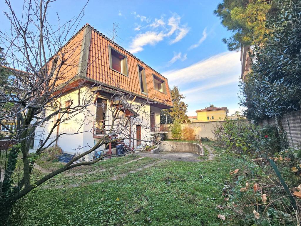 Casa Indipendente in vendita a Legnano via Massimo d'Azeglio