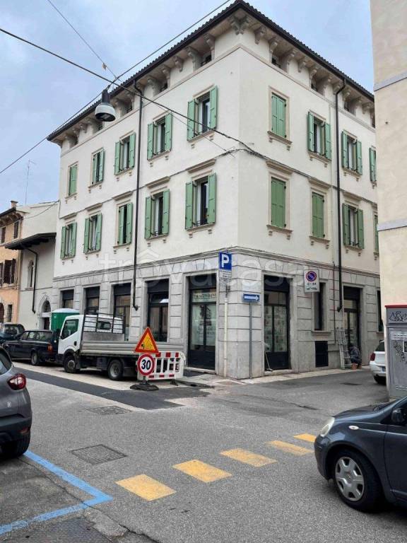 Negozio in affitto a Verona via Nicola Mazza, 33