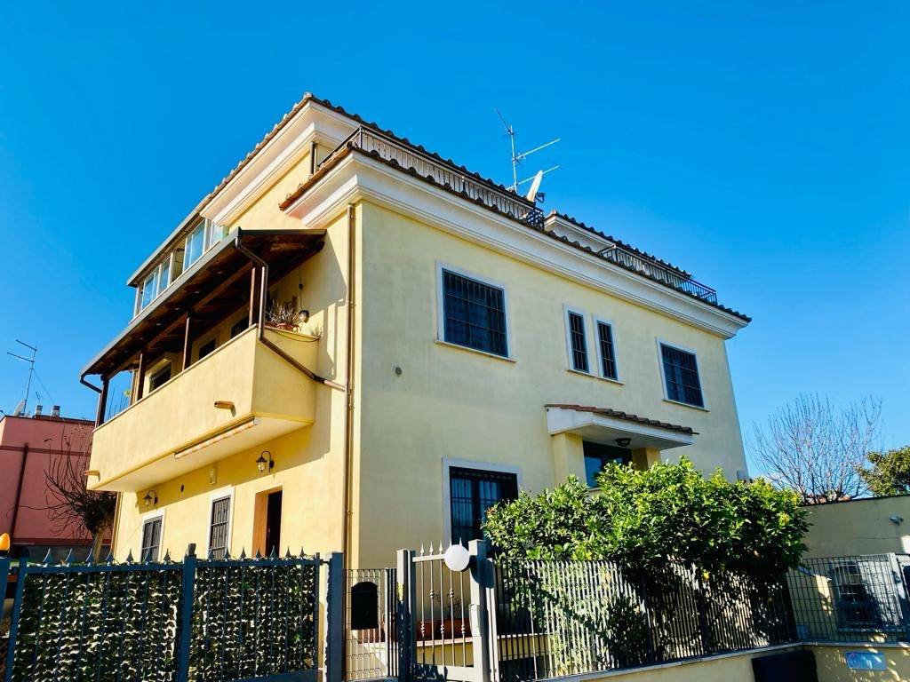 Appartamento in vendita a Roma via Giacomo da Verona